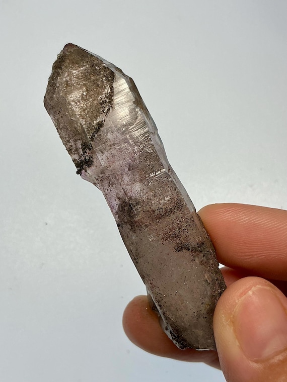 チブクアメジストポイント（動くエンハイドロ入り） – 原石27.5g、長さ