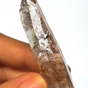 Firefly petroleum quartz, natural uv reactive from madagascar