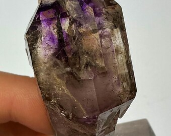 Puntje chibuku-amethist met rokerige zones en hematiet, 24,2 g ruw kristal uit Zimbabwe