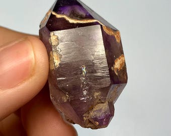 Ruwe chibuku-amethistpunt | 20,1 g dieppaars kristal met rokerige insluitsels en rood hematiet | Dubbel beëindigd vanuit Zimbabwe