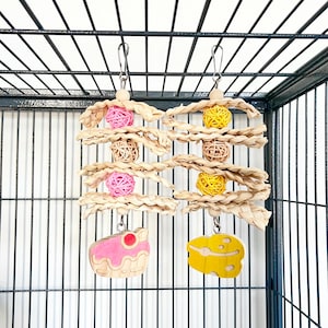 Juguete para masticar con forma de tarta de queso para chinchillas / Divertido juguete colgante de madera para mascotas pequeñas