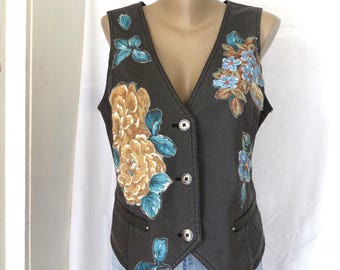Chaleco gris ajustado de algodón reciclado estilo vintage con apliques de diseño floral, talla mediana.