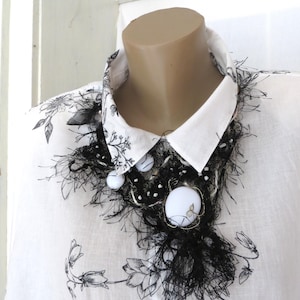 Collar artesanal de arte textil: Joyería textil boho, regalo de Navidad