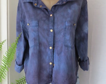 Handgefärbtes blau-violettes Damenhemd, entspannte Passform, Gerollte Ärmel, kurz geschnittenes Hemd, Upcycled-Baumwollhemd