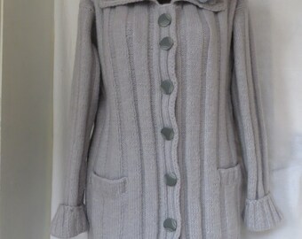 Cárdigan de lana tejido a mano: abrigo gris de primavera con bolsillos