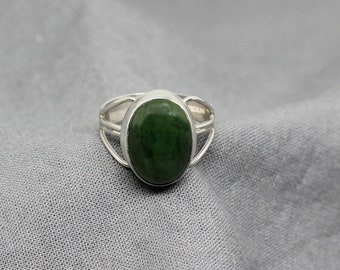 I03 Ring mit ovaler weißer Jade Sterling Silber 925 größenverstellbar I03 Ring mit ovaler weißer Jade Sterling Silber 925 größenverstellbar