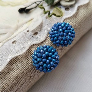 Orecchini a bottone minimalisti blu. Orecchini a bottone con perline carini. Piccoli orecchini con perline colorate. Gioielli fatti a mano.