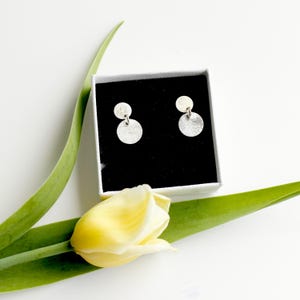 Feiner runder Ohrstecker mit Silberplättchen, Silber 925