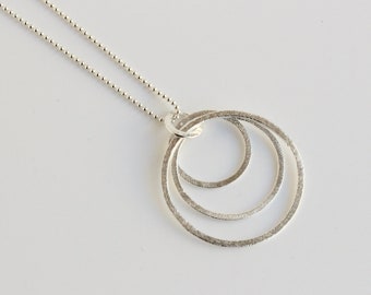 Lange Kette mit Silberringen, Anhänger Kreise, Minimalistischer Schmuck, Puristische Kette, runder Silberanhänger, Silberkette Damen