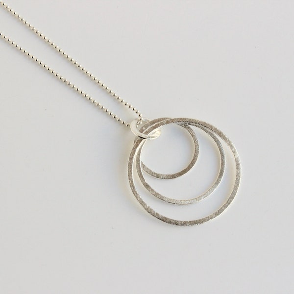 Lange Kette mit Silberringen, Anhänger Kreise, Minimalistischer Schmuck, Puristische Kette, runder Silberanhänger, Silberkette Damen