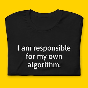 Pode incluir: Camiseta preta com texto branco que diz "Eu sou responsável pelo meu próprio algoritmo."