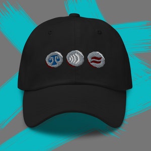 Może przedstawiać: Czarna czapka z daszkiem z trzema haftowanymi symbolami: wagą, falą i wagą. Symbole są białe i niebieskie.