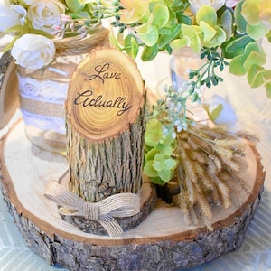 Numeri da tavolo per matrimoni rustici personalizzati. Tronchi di legno incisi su misura. Decorazione di nozze nei boschi. Centrotavola per matrimoni in legno Boho