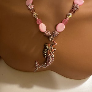 Colar com pingente de sereia rosa 18 e 3/4 “, colar de sereia, joias de sereia, colar feito à mão