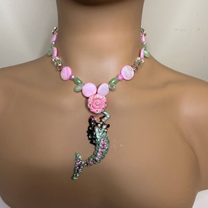 Colar de sereia verde menta e rosa, colar de cristal Swarovski de sereia 15 e 1/2 &quot;, colar com pingente de sereia pintado à mão