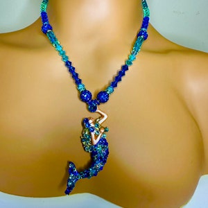 Colar com pingente de sereia azul royal e turquesa, colar de sereia azul, colar de sereia loira escura de 18 e 1/2 polegadas