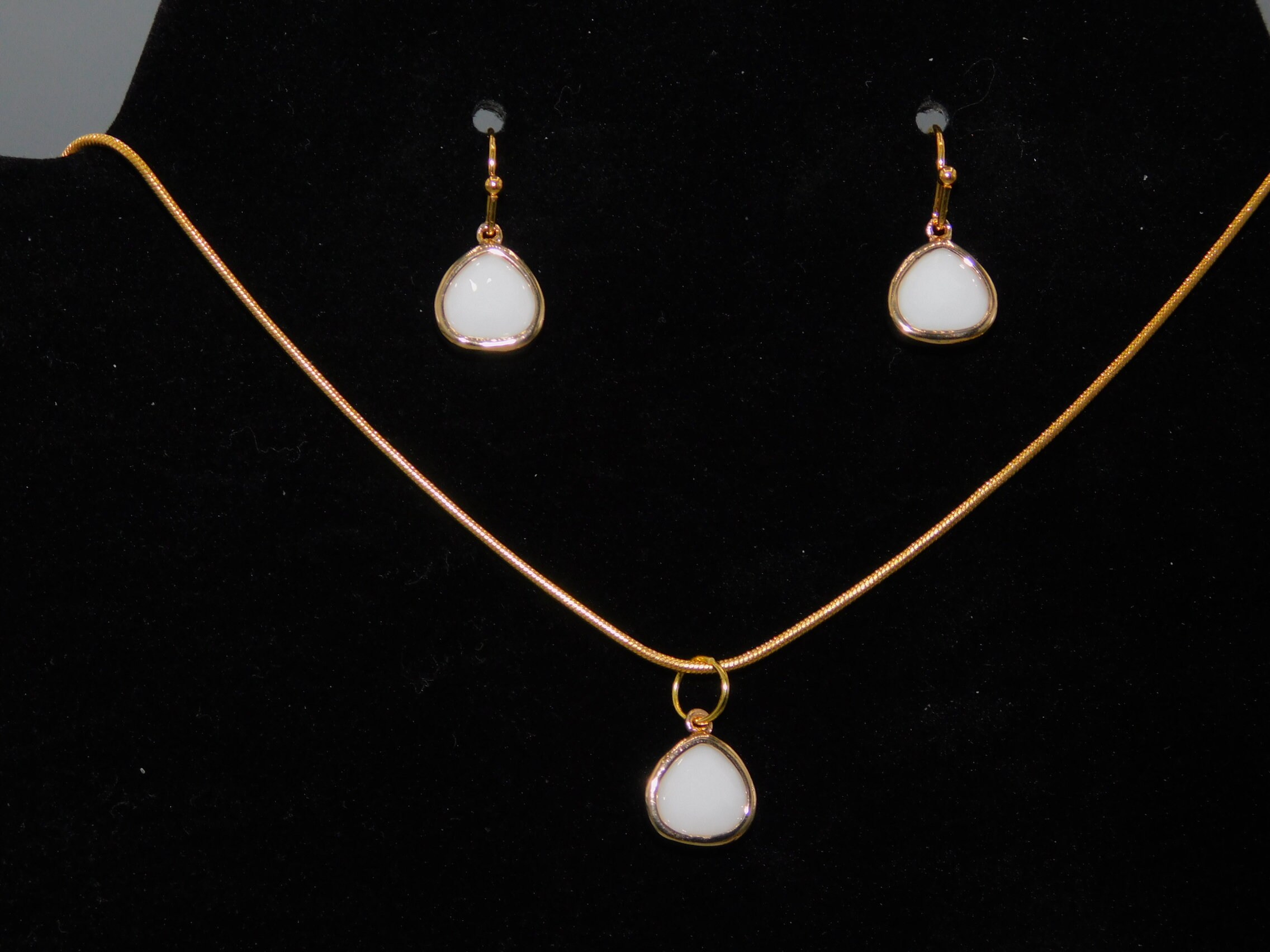 White Earrings and Necklace Set Etsy.de