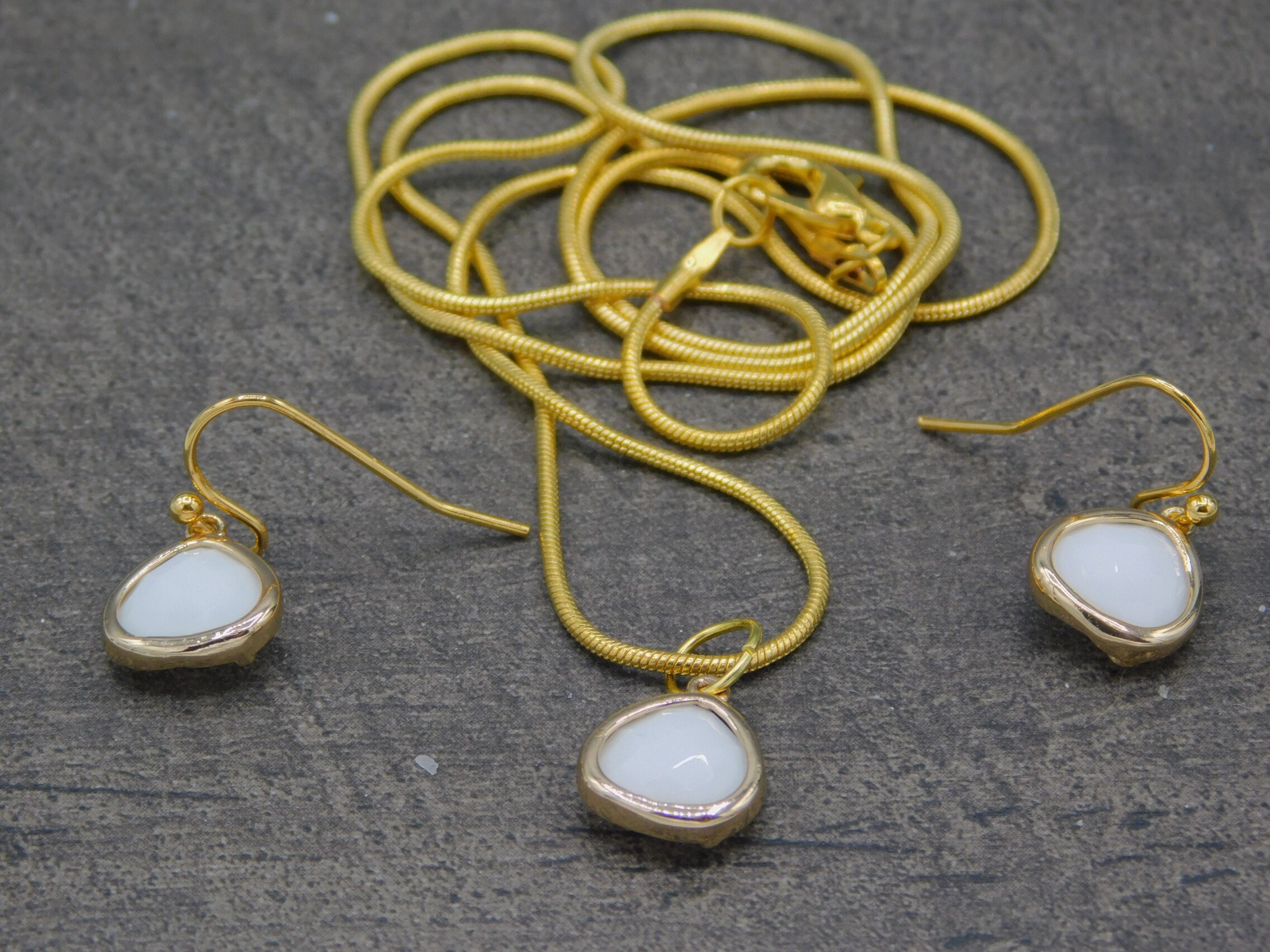 White Earrings and Necklace Set Etsy.de