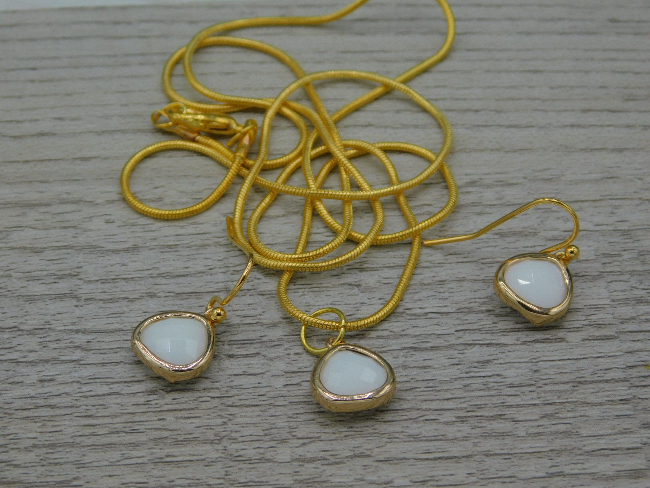 White Earrings and Necklace Set Etsy.de
