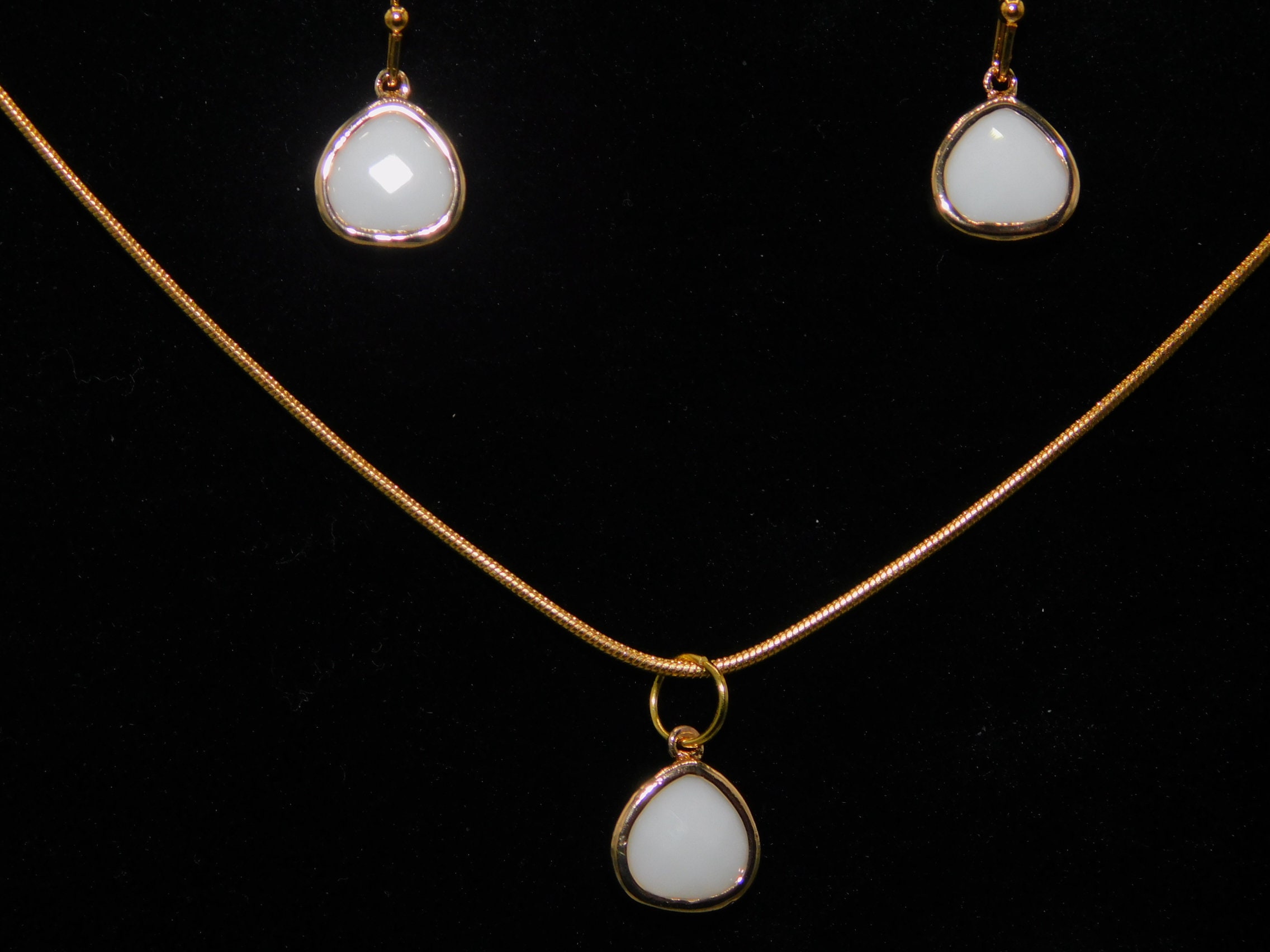 White Earrings and Necklace Set Etsy.de