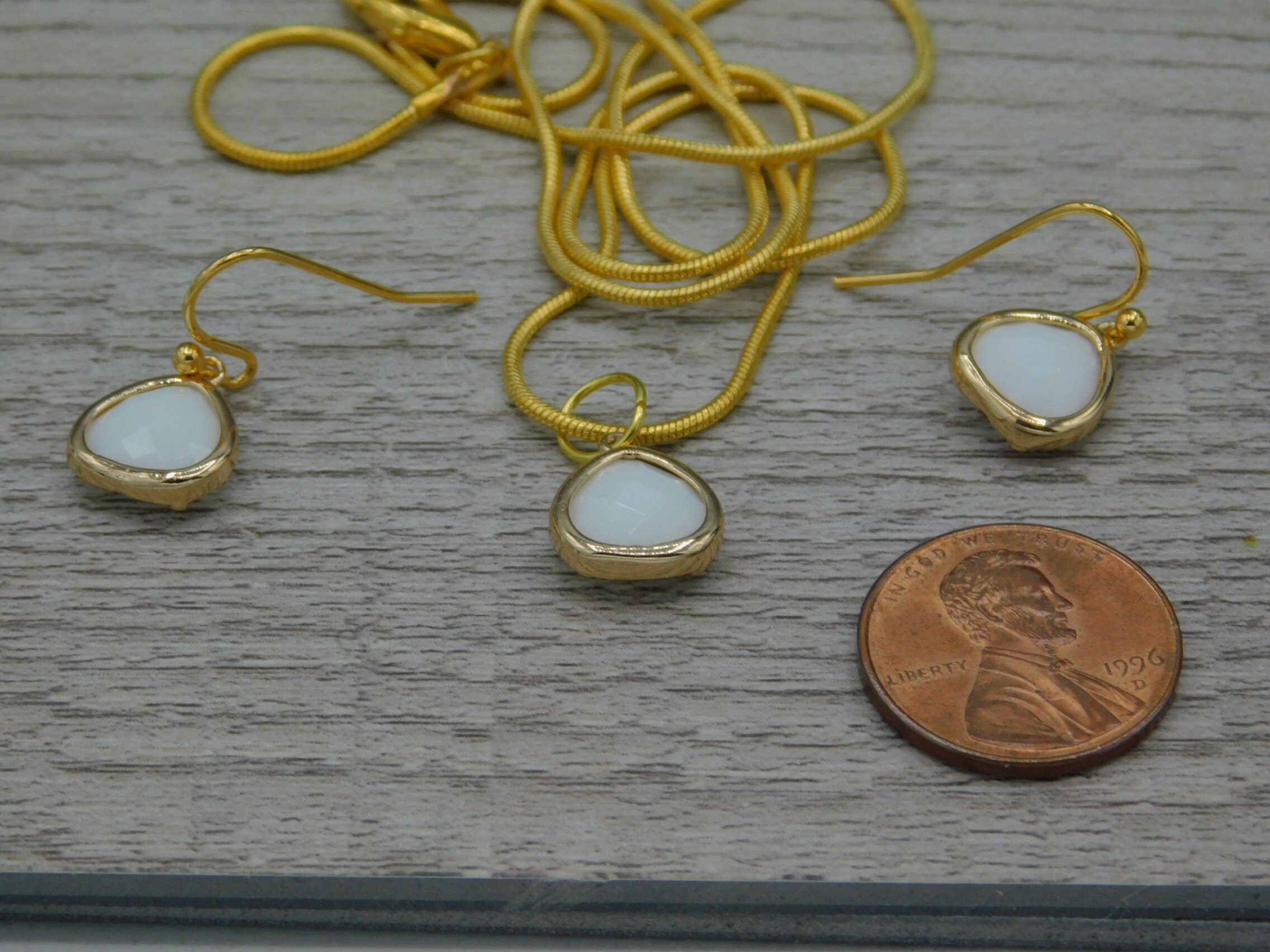 White Earrings and Necklace Set Etsy.de
