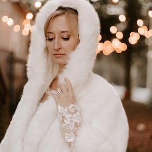 Elfenbein-Kunstpelz Braut Cape, Hochzeit Kunstpelz Mantel, Braut Cape, Kapuzen Cape, Schneehochzeits Pelzumhang (Juliet Wht01)