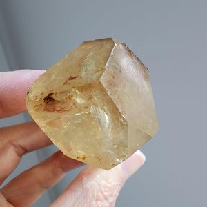 DOW (7-3-7-3-7-3 facetten) natuurlijk citrienkristal met piramidespook, Devic-tempel, regenboog, opdruk/sleutel en Lemurische streep. Uit Congo