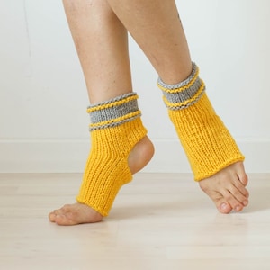 Chaussettes jaunes, cadeau personnalisé, chaussettes en tricot pour le yoga, tongs, chaussettes de yoga, chauffe-chevilles, cadeau yoga, jambières courtes, cadeau pour elle Jaune