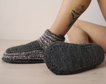 Zapatillas con suelas de lana, calcetines de zapatillas tejidos a mano en gris oscuro, zapatillas de invierno, calcetines cálidos, ropa de casa, regalo para él, calcetines de zapatillas unisex