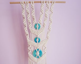 Petite tenture murale, Macrame Home Decor, Tenture murale en macramé avec détails bleus, Yoga Studio Decor, Boho Wall Decor, Gift Under 50