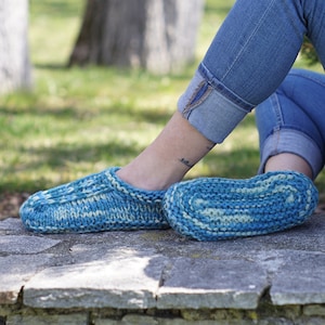 Calzini pantofola azzurri lavorati a mano: pantofole da casa lavorate a maglia da donna, taglia 8