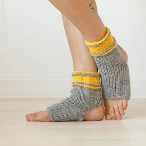 Chaussettes jaunes, cadeau personnalisé, chaussettes en tricot pour le yoga, tongs, chaussettes de yoga, chauffe-chevilles, cadeau yoga, jambières courtes, cadeau pour elle Gris