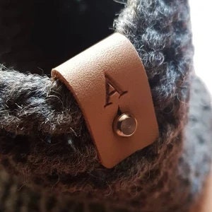 Etiquetas de personalización, dos iniciales, monogramas de cuero reciclado para regalos personalizados