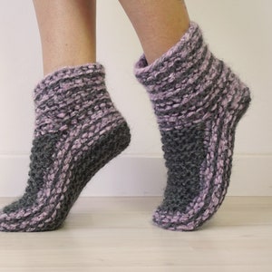 Chaussons avec semelles en laine, chaussettes tricotées à la main en gris foncé, chaussons d'hiver, chaussettes chaudes, vêtements d'intérieur, cadeau pour lui, chaussettes unisexes image 4