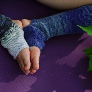 Hand Knit Yoga Leg Warmers, Open Heel Dance Socks, Blue Yoga Socks, Wool & Acrylic image 2