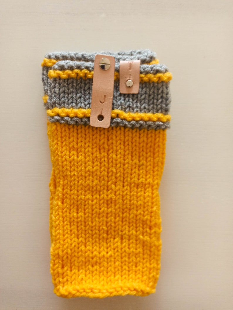 Chaussettes jaunes, cadeau personnalisé, chaussettes en tricot pour le yoga, tongs, chaussettes de yoga, chauffe-chevilles, cadeau yoga, jambières courtes, cadeau pour elle image 8