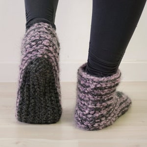 Chaussons avec semelles en laine, chaussettes tricotées à la main en gris foncé, chaussons d'hiver, chaussettes chaudes, vêtements d'intérieur, cadeau pour lui, chaussettes unisexes Without Soles