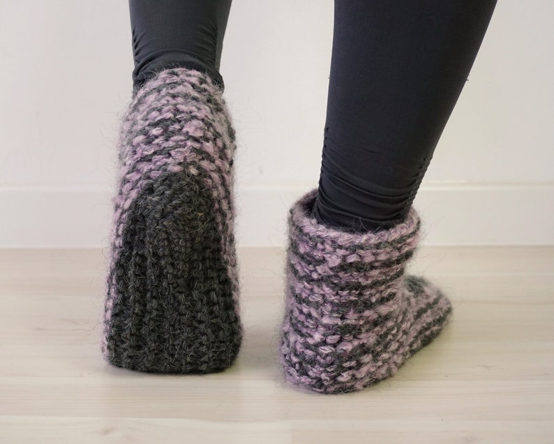 Chaussons avec semelles en laine, chaussettes tricotées à la main en gris foncé, chaussons d'hiver, chaussettes chaudes, vêtements d'intérieur, cadeau pour lui, chaussettes unisexes Without Soles