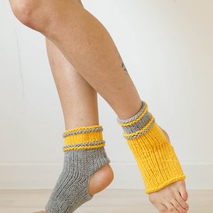 Chaussettes jaunes, cadeau personnalisé, chaussettes en tricot pour le yoga, tongs, chaussettes de yoga, chauffe-chevilles, cadeau yoga, jambières courtes, cadeau pour elle Yellow + Gray