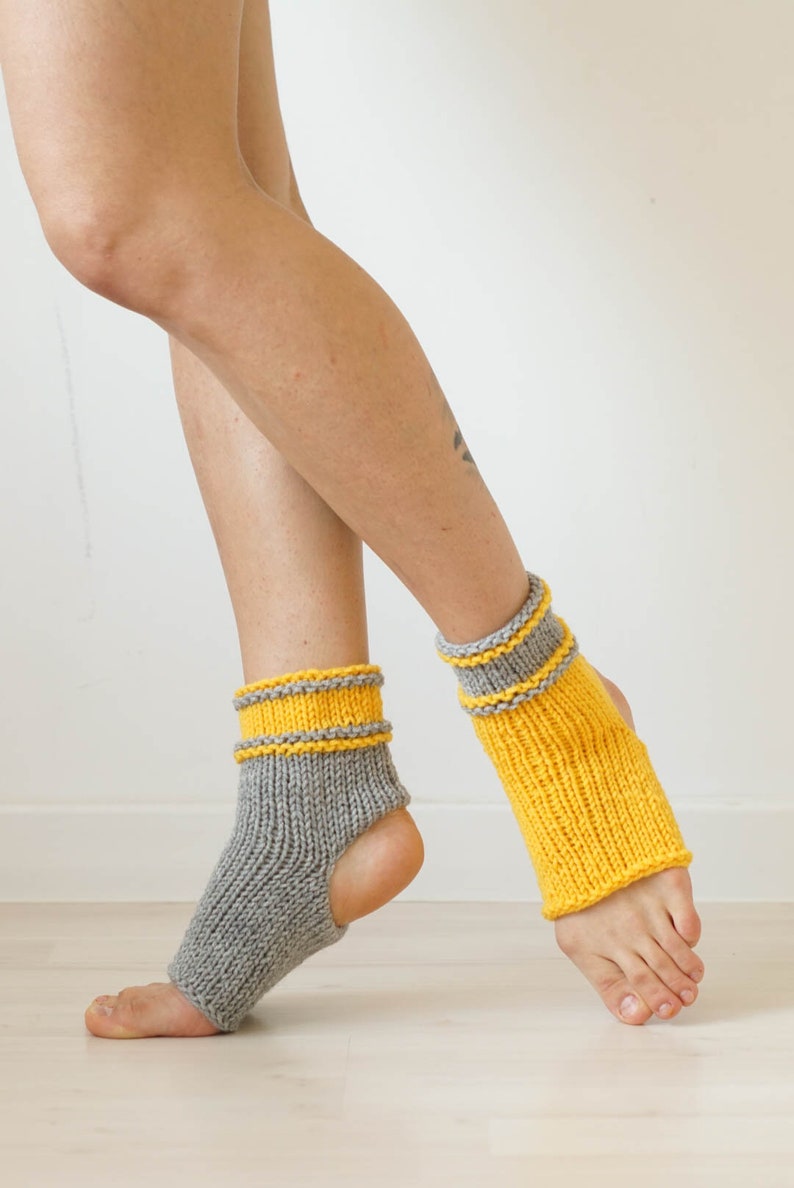 Chaussettes jaunes, cadeau personnalisé, chaussettes en tricot pour le yoga, tongs, chaussettes de yoga, chauffe-chevilles, cadeau yoga, jambières courtes, cadeau pour elle Yellow + Gray