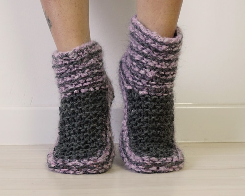 Chaussons avec semelles en laine, chaussettes tricotées à la main en gris foncé, chaussons d'hiver, chaussettes chaudes, vêtements d'intérieur, cadeau pour lui, chaussettes unisexes image 5