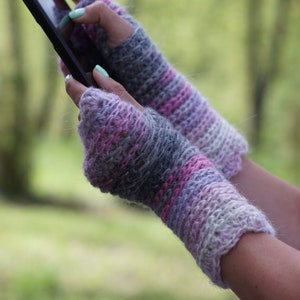 Rosa und graue gestrickte Handschuhe, Mohair fingerlose Handschuhe, gestrickte fingerlose Handschuhe, Strick Texting Handschuhe, Mohair Winter Accessoires Bild 4