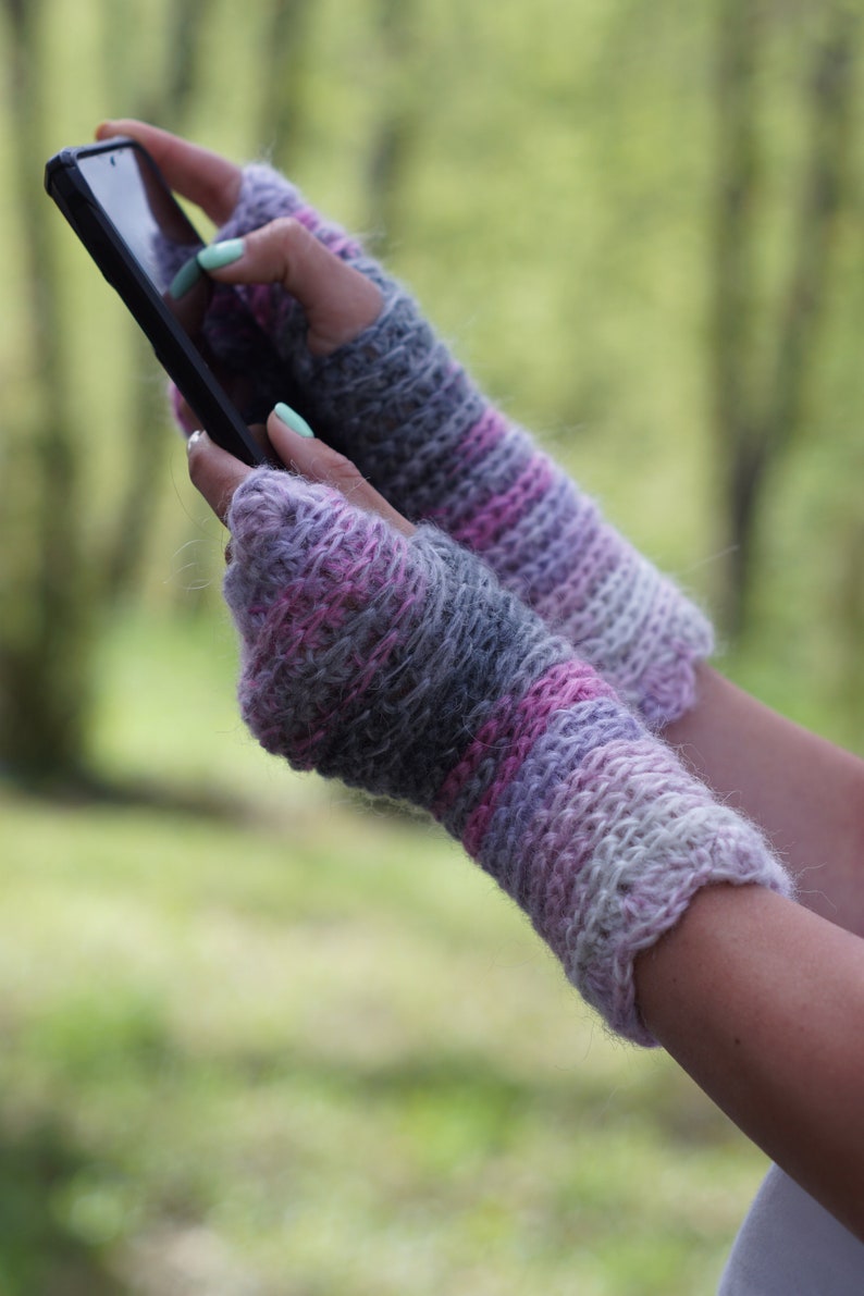 Rosa und graue gestrickte Handschuhe, Mohair fingerlose Handschuhe, gestrickte fingerlose Handschuhe, Strick Texting Handschuhe, Mohair Winter Accessoires Bild 4