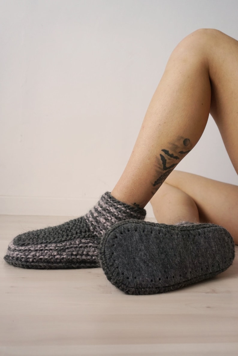 Chaussons avec semelles en laine, chaussettes tricotées à la main en gris foncé, chaussons d'hiver, chaussettes chaudes, vêtements d'intérieur, cadeau pour lui, chaussettes unisexes image 1