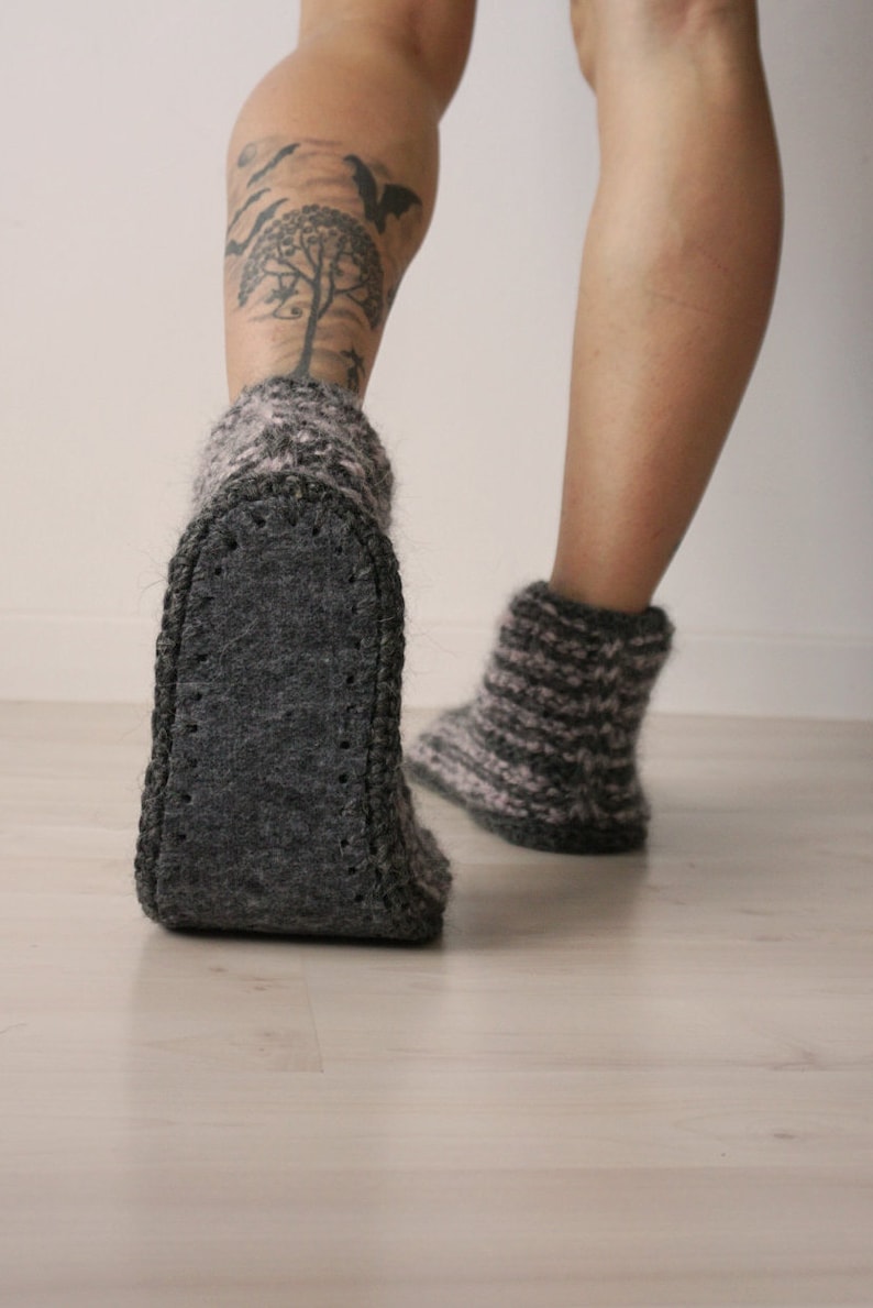 Chaussons avec semelles en laine, chaussettes tricotées à la main en gris foncé, chaussons d'hiver, chaussettes chaudes, vêtements d'intérieur, cadeau pour lui, chaussettes unisexes image 2