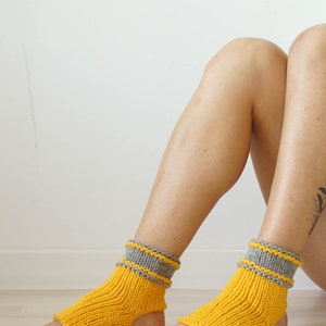 Chaussettes jaunes, cadeau personnalisé, chaussettes en tricot pour le yoga, tongs, chaussettes de yoga, chauffe-chevilles, cadeau yoga, jambières courtes, cadeau pour elle image 2