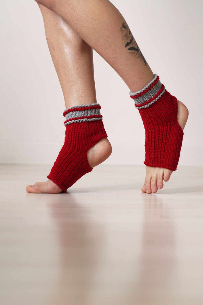 Chaussettes jaunes, cadeau personnalisé, chaussettes en tricot pour le yoga, tongs, chaussettes de yoga, chauffe-chevilles, cadeau yoga, jambières courtes, cadeau pour elle Rouge