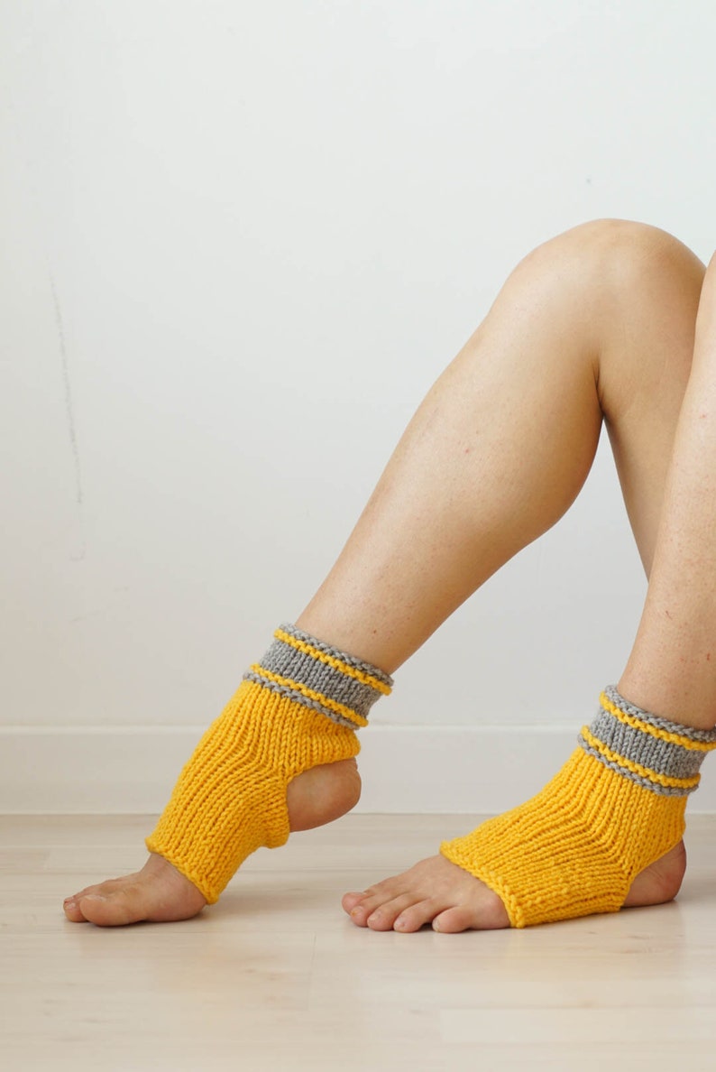 Chaussettes jaunes, cadeau personnalisé, chaussettes en tricot pour le yoga, tongs, chaussettes de yoga, chauffe-chevilles, cadeau yoga, jambières courtes, cadeau pour elle image 3