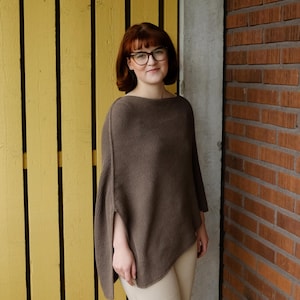 Op de afbeelding: Een set van drie keramische mokken met een gespikkelde, matte afwerking. De mokken zijn in crème, lichtbruin en donkerbruin. Elke mok heeft een eenvoudig, minimalistisch ontwerp.