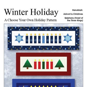 Pode incluir: Três padrões de acolchoado para as festas de inverno: Hanukkah, Advento e Natal, e Epifania. Cada padrão apresenta um símbolo e velas diferentes. O padrão de Hanukkah é azul com uma Estrela de David e nove velas. O padrão de Natal é vermelho com uma árvore de Natal e oito velas. O padrão de Epifania é azul com uma estrela e oito velas. O texto "Winter Holiday" e "A Choose Your Own Holiday Pattern" está na parte superior da imagem. O texto "Better Done Quilts" está na parte inferior da imagem.